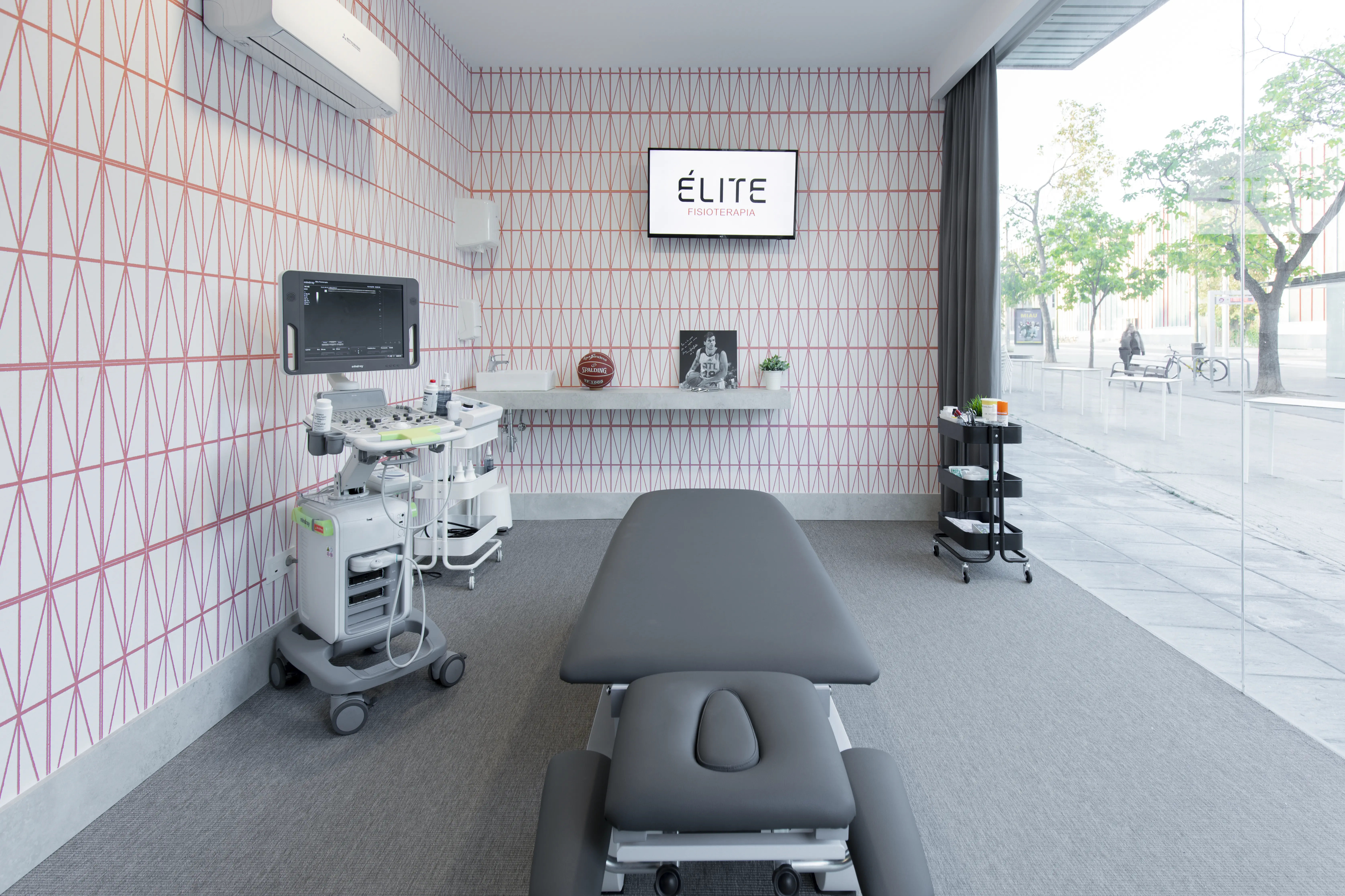 Sala de tratamiento con ecografía en Élite Fisioterapia Zaragoza