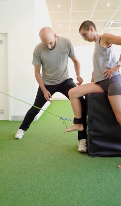 Fisioterapeuta guiando ejercicios del método É-Fit en Élite Fisioterapia Zaragoza